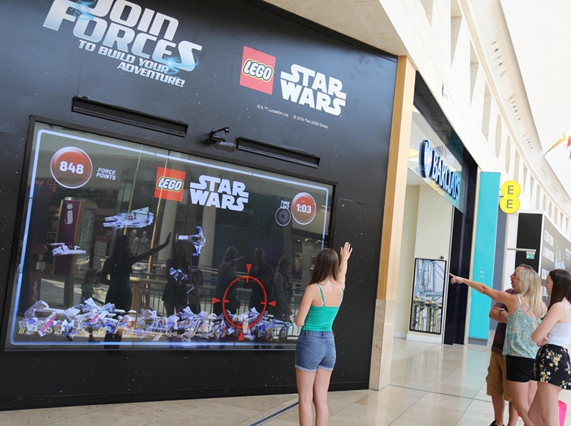 Fans de 'Star Wars' flipan con el escaparate interactivo de Lego