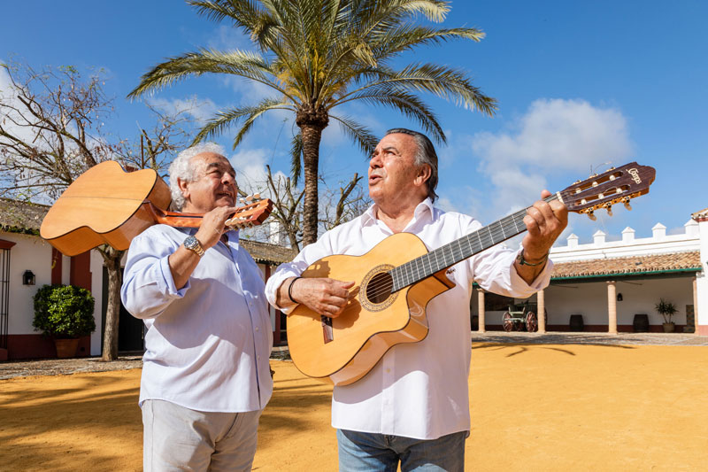 Airbnb celebra el 25º aniversario de 'La Macarena' con Los Del Río