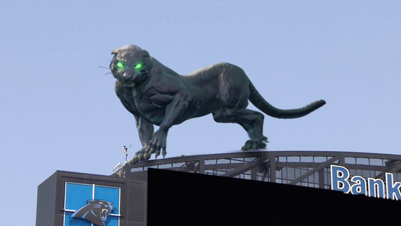 Una gigantesca pantera virtual irrumpe en un partido de la NFL