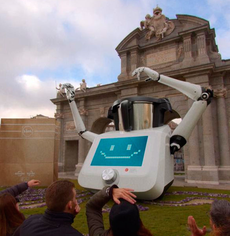 El robot de Lidl toma la madrileña Puerta de Alcalá