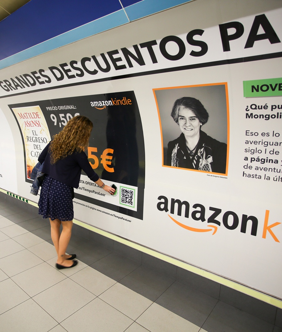 Librería online de Amazon en el metro madrileño