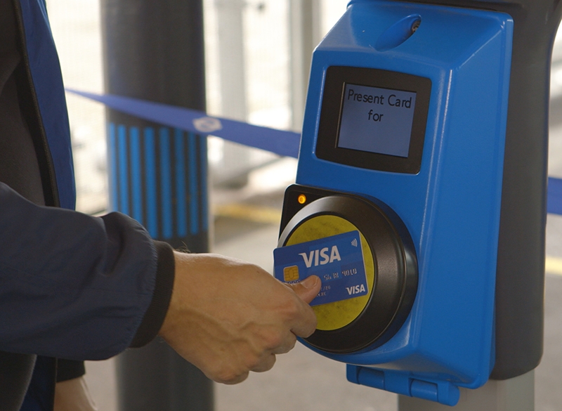 Pagando el transporte público con tarjeta Visa