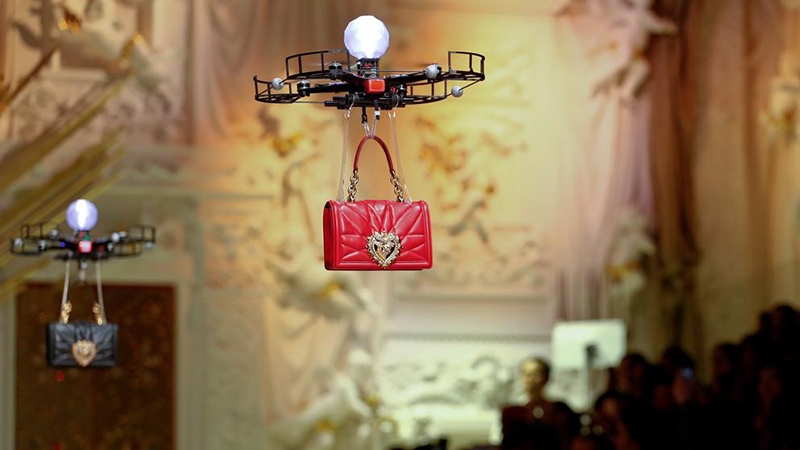 Drones, inesperados modelos del desfile de Dolce&Gabbana en Milán
