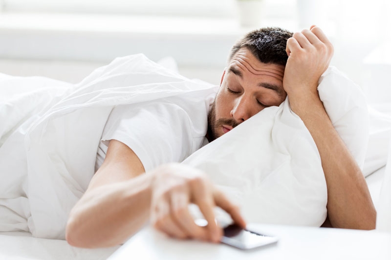 El uso del teléfono en la cama causa insomnio