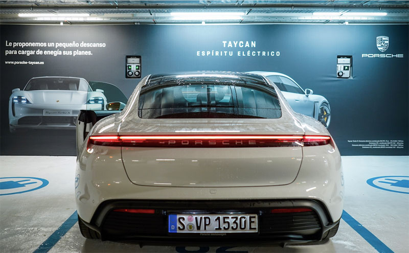Porsche anuncia su nuevo Taycan con postes de carga superrápida